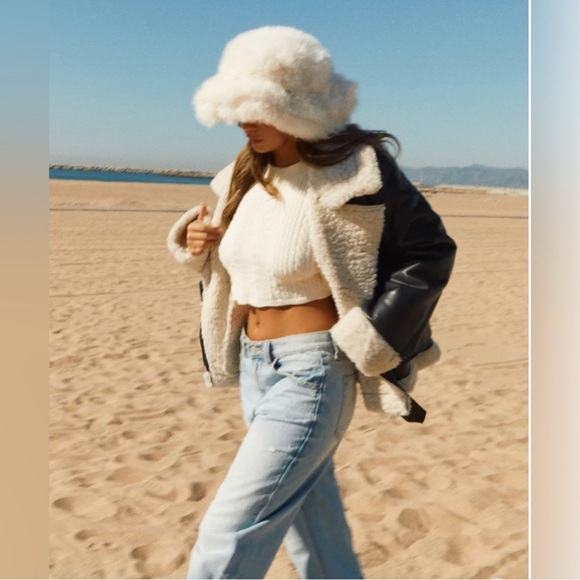 MISS LOLA MARITZA - BLACK
SHORT PU COAT - Picture 2 of 4